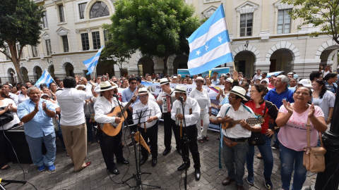 Las fiestas julianas iniciaron con una serenata a Guayaquil en las afueras del Municipio. 