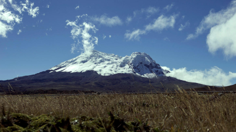 Imagen de archivo de 2013 con la vista panorámica del volcán Antisana.