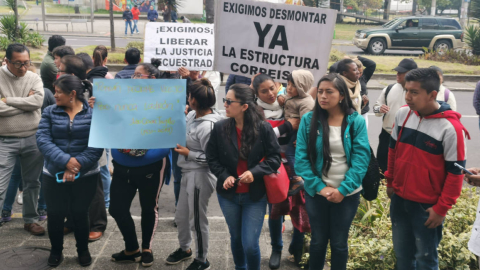 Un grupo de ciudadanos protesta en los exteriores de la Corte Constitucional.