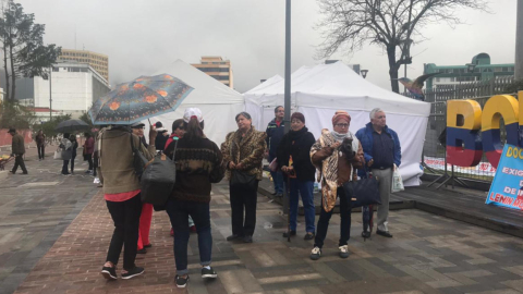 Un grupo de maestros jubilados se instaló en los exteriores de la Asamblea Nacional para exigir sus pagos.