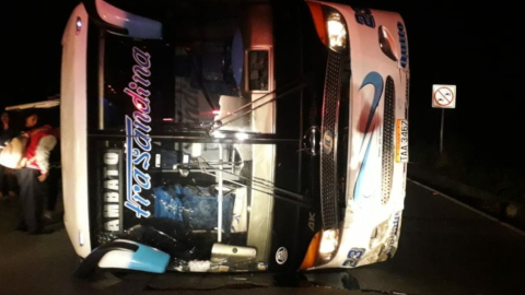 Un bus se volcó, la madrugada del viernes, en el sector de Balbamera, en Colta. 