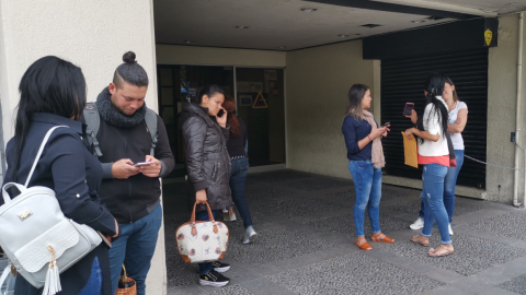 Venezolanos acudieron a la Embajada en Quito para solicitar información sobre la exigencia de visa