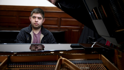 El pianista ecuatoriano Jorge Juan López, que se alzó con el primer puesto del Concurso de Jóvenes Talentos de la Orquesta Sinfónica Nacional de Ecuador. 