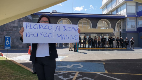 Ex trabajadores del Hotel Quito protestaron en los exteriores del edificio ubicado en el norte de la capital. 