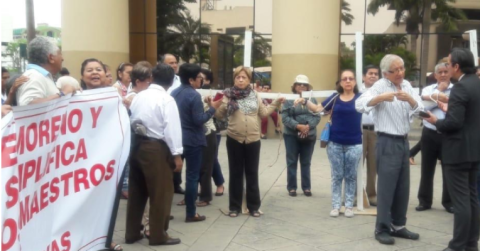 Dos maestras jubiladas de Guayaquil se crucificaron de manera simbólica en reclamos de sus pensiones. 