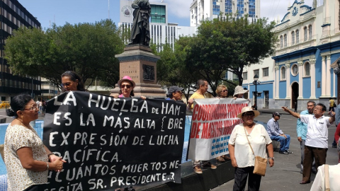 Varios maestros jubilados protestaron este jueves uno de agosto en la Plaza San Francisco de Guayaquil. 