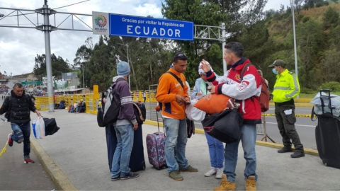 El Decreto 826 dice que el gobierno brindará amnistía a los ciudadanos venezolanos que han ingresado al país a través de controles migratorios y no han violado la ley. 