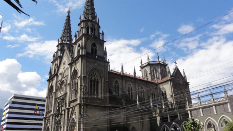 Fachada de Iglesia Santa Teresita, en Quito.