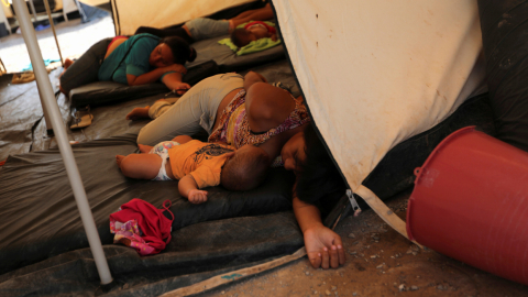 Foto Archivo. Mayo de 2019, una familia migrantes descansa en el campamente de la ONu en Maicao, Colombia.