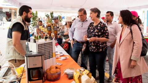 Imagen de una feria de productores en Loja. 