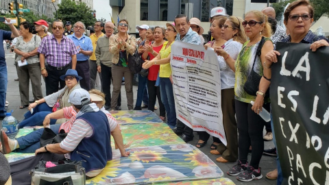 Los maestros jubilados en Guayaquil están a la espera de que sus representantes firmen un acuerdo con el Gobierno para deponer la huelga de hambre. 