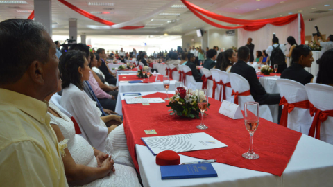 Imagen de archivo de una ceremonia conjunta de bodas civiles celebrada en una de las agencias del Registro Civil.