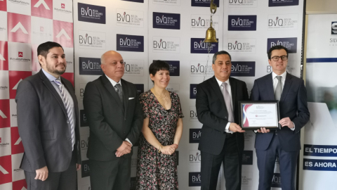 En el primer campanazo de Mutualista Pichincha estuvieron de izquierda a derecha: el Presidente de la BVQ, la Superintendente de Economía Popular y Solidaria, el Gerente General de Mutualista Pichincha y el Gerente General la BVQ. 