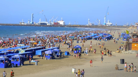 Manta es uno de los lugares turísticos costeros más importantes del país. 
Foto del feriado de agosto de 2019.