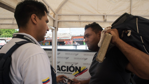 Un ciudadano venezolano se presenta en un puesto migratorio de control fronterizo.