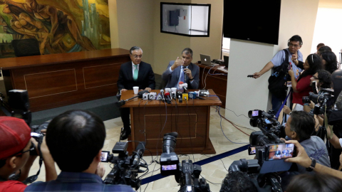 Foto Archivo: febrero de 2018 . (Andes).-Luego de comparecer en la Fiscalia del Guayas, el expresidente Rafael Correa junto a Alexis Mera, exsecretario jurídico de la presidencia. 