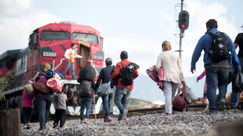 Familias de migrantes centroamericanos intentan subirse al tren la "Bestia" a las afueras de la ciudad de Saltillo, en el estado de Coahuila, México.