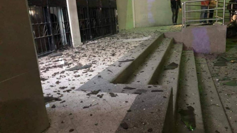 Imagen de la parte exterior del Rectorado de la Universidad de Guayaquil, luego de la explosión de una nueva bomba. 