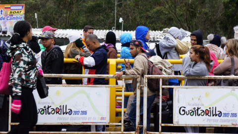 Inmigrantes venezolanos en el puente de Rumichaca, en la frontera entre Ecuador y Colombia.