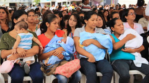 Madres asisten a una charla sobre los beneficios de la lactancia materna