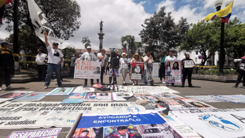 Plantón de los familiares de las personas desaparecidas en la Plaza Grande, frente al Palacio de Carondelet.