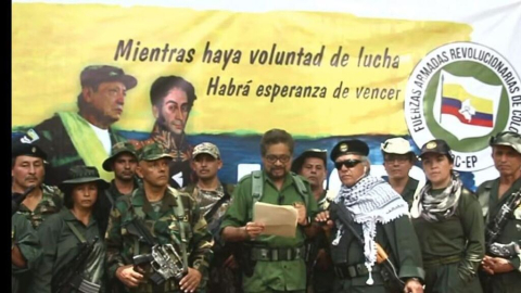 El que fuera número dos de las FARC, alias "Iván Márquez" (centro) apareció en un video, en el que anuncian que retoman las armas. 