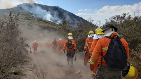 Esta madrugada, se reanudaron las operaciones de control del incendio forestal registrado en la Reserva Geobotánica Pululahua. 