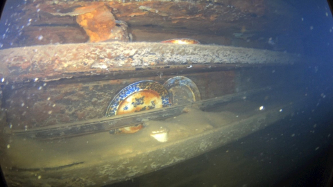 Fotografía cedida por el servicio de Parques de Canadá donde se muestran unos platos y otros artefactos en estantes al lado de una mesa de comedor para miembros de la tripulación de menor rango en el interior del navío HMS Terror. El Gobierno de Canadá dio a conocer este miércoles las primeras imágenes del interior del navío HMS Terror, un buque del explorador británico John Franklin que desapareció en el Ártico en 1846 cuando intentaba atravesar el Pasaje del Noroeste.