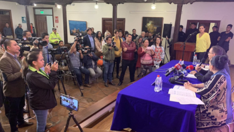 Ministro de Cultura, Juan Fernando Velasco, y Dora Ordóñez, secretaria Anticorrupción, en rueda de prensa en Loja. 