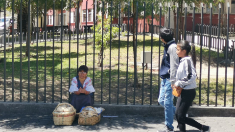 Imagen de una persona vendiendo comida en las calles del norte de Quito, de manera informal,  el 29 de agosto de 2019