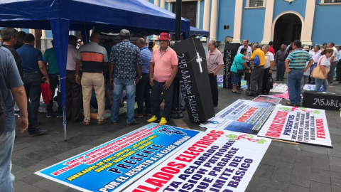 19 exempleados de CNEL EP se mantienen en huelga de hambre desde hace cuatro días en Guayaquil. 