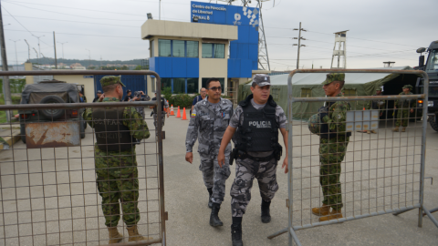 Durante los 90 días de emergencia carcelaria se movilizó a las Fuerzas Armadas, para que resguarden el exterior de los centros penitenciarios. 