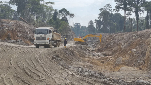 Remoción de tierra en el proyecto Hidroeléctrico en el Río Piatúa