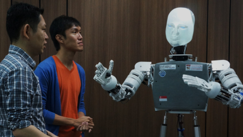 Wong Choon Yue, investigador de la universidad de Nanyang, junto a su creación, el robot EDGAR.