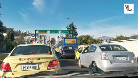 Congestión vehicular en la avenida Eloy Alfaro y Río Coca.