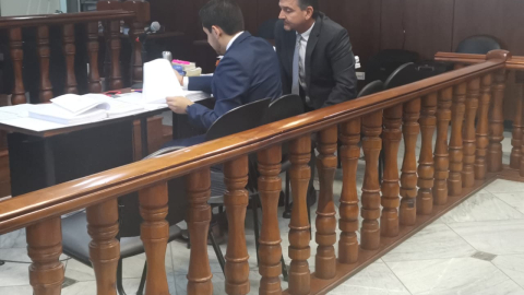 El exdirectivo de la cooperstiva "Coopera" (dcha.), Marcelo Vega, durante la audiencia de juicio por lavado de activos, realizada en el Complejo Judicial de Cuenca.