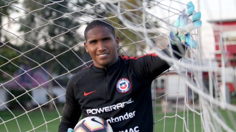 Omar Carabalí posa con el uniforme de la selección chilena. 