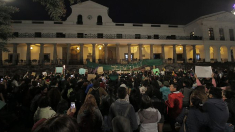 En Quito, las manifestantes llegaron hasta Carondelet para exigir la despenalización del aborto por violación.