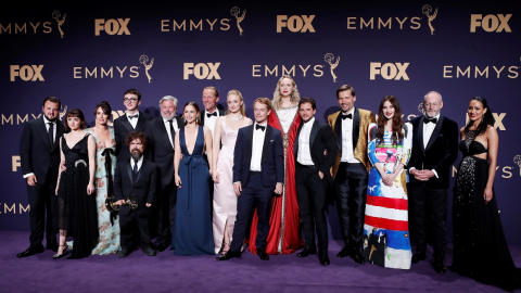 El reparto de la serie "Juego de Tronos" posa para los medios tras lograr el premio Emmy a mejor serie dramática. 