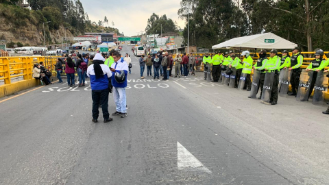 Desde las primeras horas del martes 23 de septiembre, varias personas bloquean el paso en el Puente de Rumichaca en Carchi. 