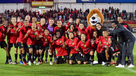 Las jugadoras del Deportivo Cuenca celebran el título de la Superliga femenina 2019. 