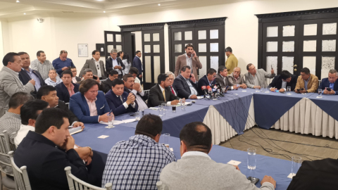 Dirigentes de una quincena de federaciones y cámaras del transporte nacional se reunieron en Quito, el 1 de octubre. Decidieron paralizar actividades si el diésel sube de precio.