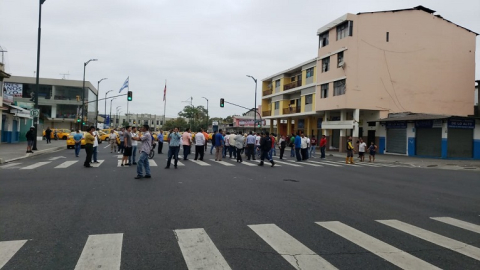 Los taxistas han colocado sus unidades para obstaculizar el paso vehicular en el centro de Guayaquil. 