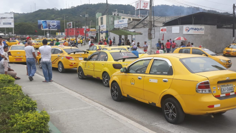 Ingreso al redondel del terminal terrestre en Esmeraldas