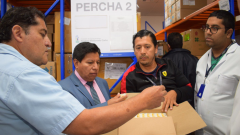 Miguel Ángel Loja (centro), exdirector del IESS, en una visita al hospital Teodoro Maldonado Carbo de Guayaquil, el 26 de septiembre de 2020. 