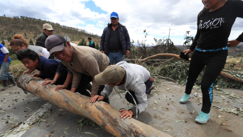 Indígenas cierran la carretera este viernes, en el sector de Cangagua, en el norte de la provincia de Pichincha.