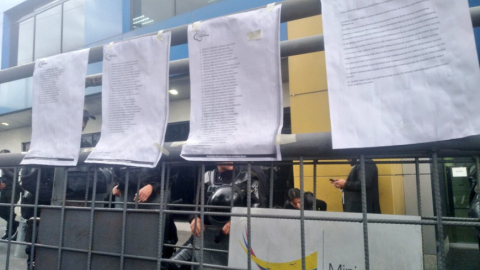 En vallas de seguridad instaladas alrededor de la Unidad de Flagrancia de Quito colgaron listados con los nombres de 52 detenidos.