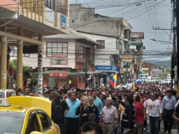 Sin buses: así luce una parada de transporte urbano en el norte de la capital. 