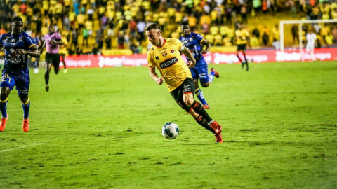 Jugada de Damián Díaz en el partido de semifinal por Copa Ecuador.