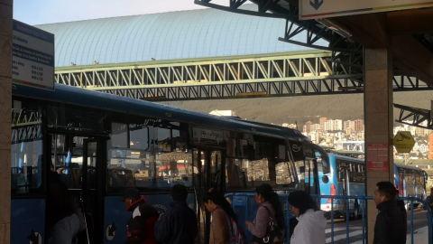 Pasajeros toman un bus alimentador en la Terminal de La Ofelia, el 7 de octubre de 2019